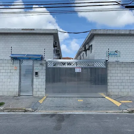 Sobrado em condomínio à 700m da praia Asturias Guarujá - SP-2
